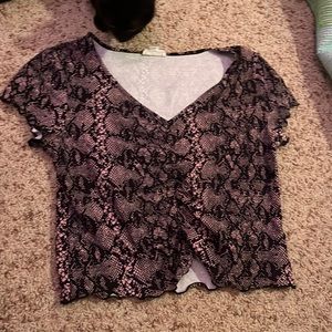 Women’s cropped sinched snake design shirt size medium